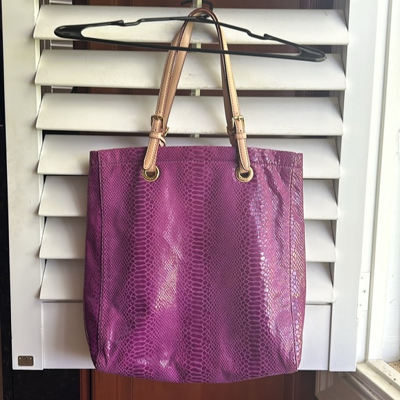 Michael Kors XLarge Jet Set Purple Snakeskin Print Leather Tote Bag. - Picture 4 of 8